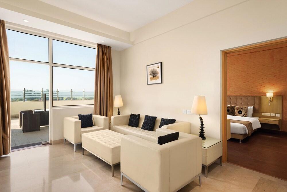 Hotel Ramada Neemrana Extérieur photo
