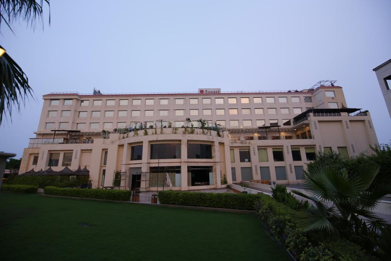 Hotel Ramada Neemrana Extérieur photo