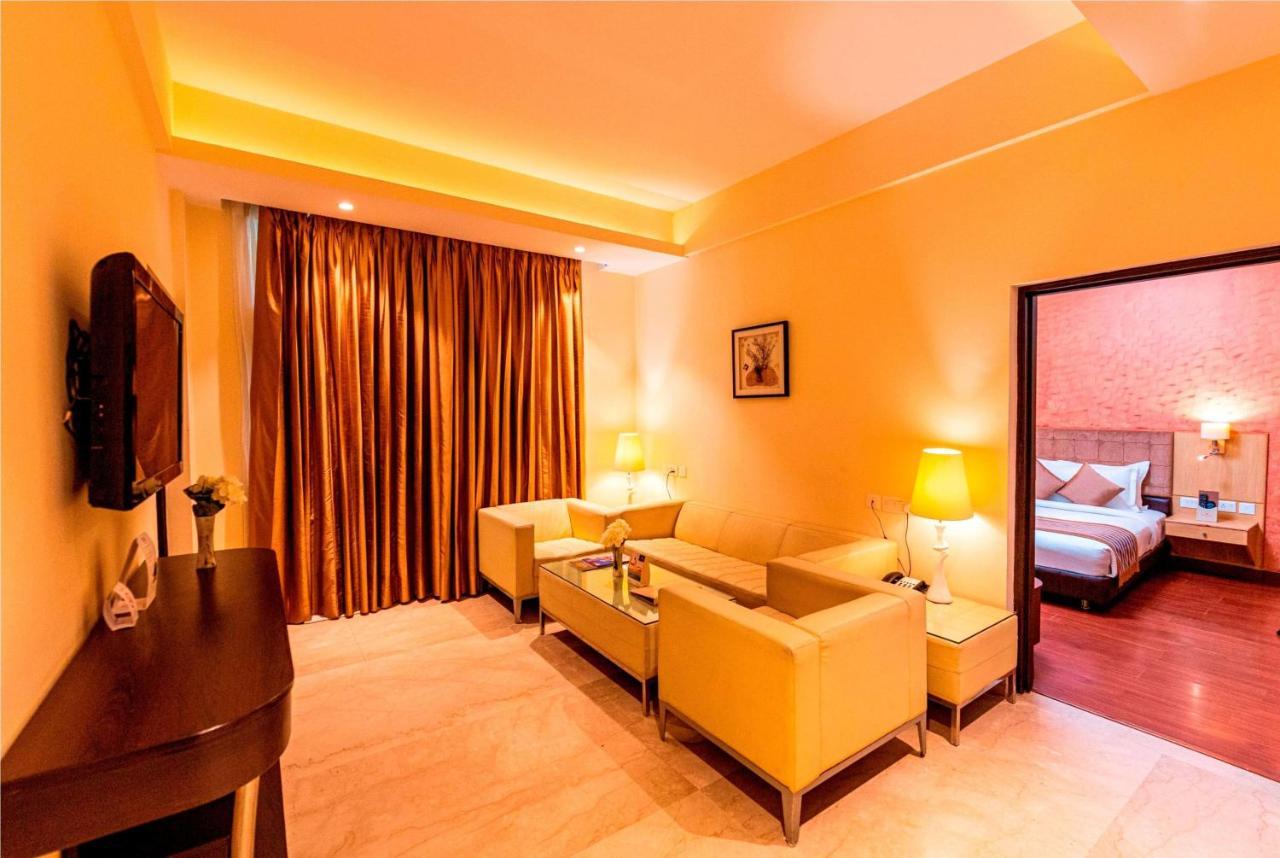 Hotel Ramada Neemrana Extérieur photo