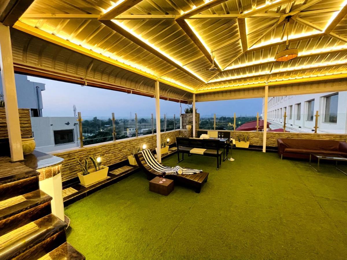 Hotel Ramada Neemrana Extérieur photo