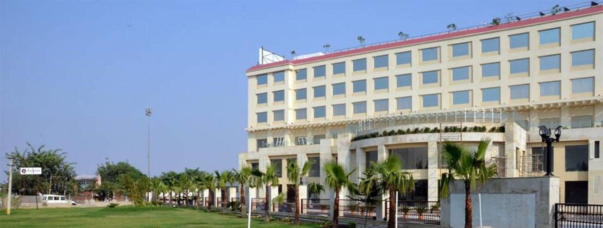 Hotel Ramada Neemrana Extérieur photo