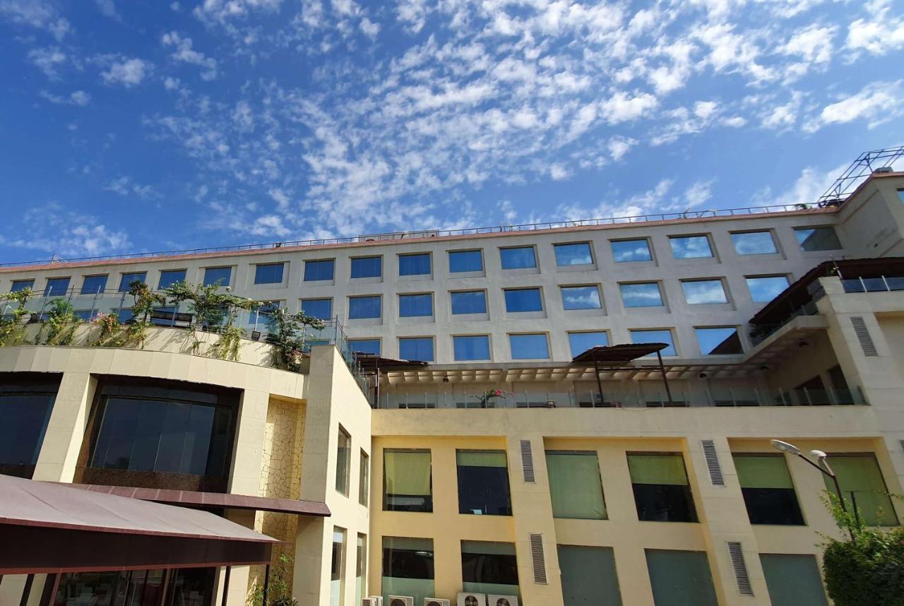 Hotel Ramada Neemrana Extérieur photo